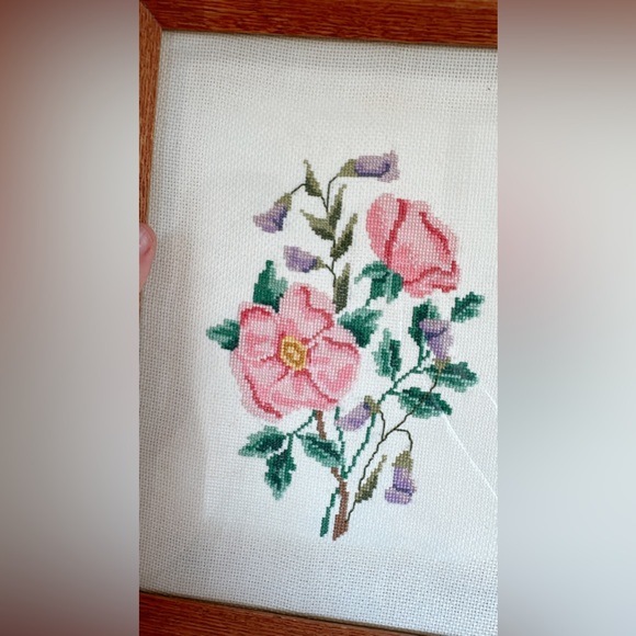 Vintage cross stitch floral piece in wood frame - Picture 2 of 3